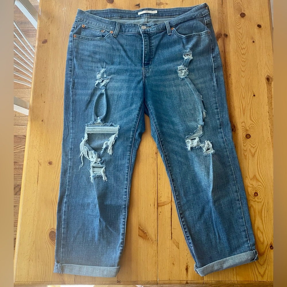 NWOT Levi Mid Rise Distressed Jeans 18W